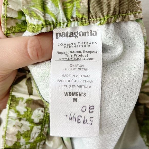 Patagonia Barely Baggies 2 1/2" Shorts Green Tropical Printed Frond Botanical M - Picture 7 of 9